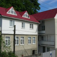 Окна верхнего этажа в сторону моря