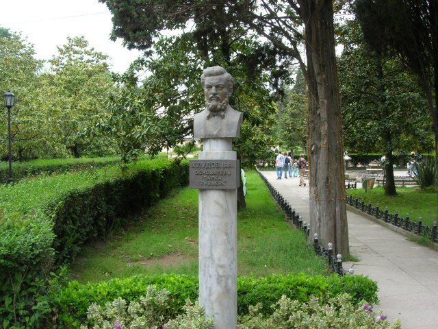 Памятник основателю парка В.А. Хлудову